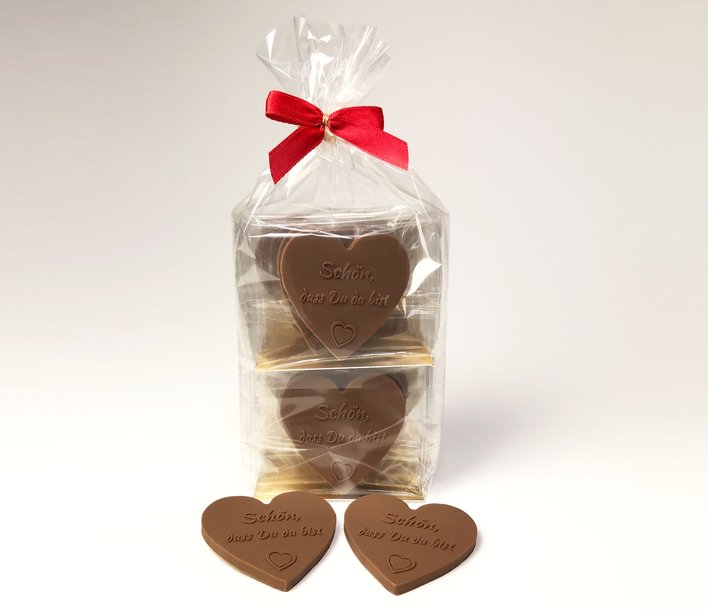 Gastgeschenke Schokoladenherzen - 12 St. aus Vollmilch-Schokolade - 'Schön, dass du da bist' für Gastfreundschaft und besondere Anlässe - Tischdekoration oder Torten-Verzierung