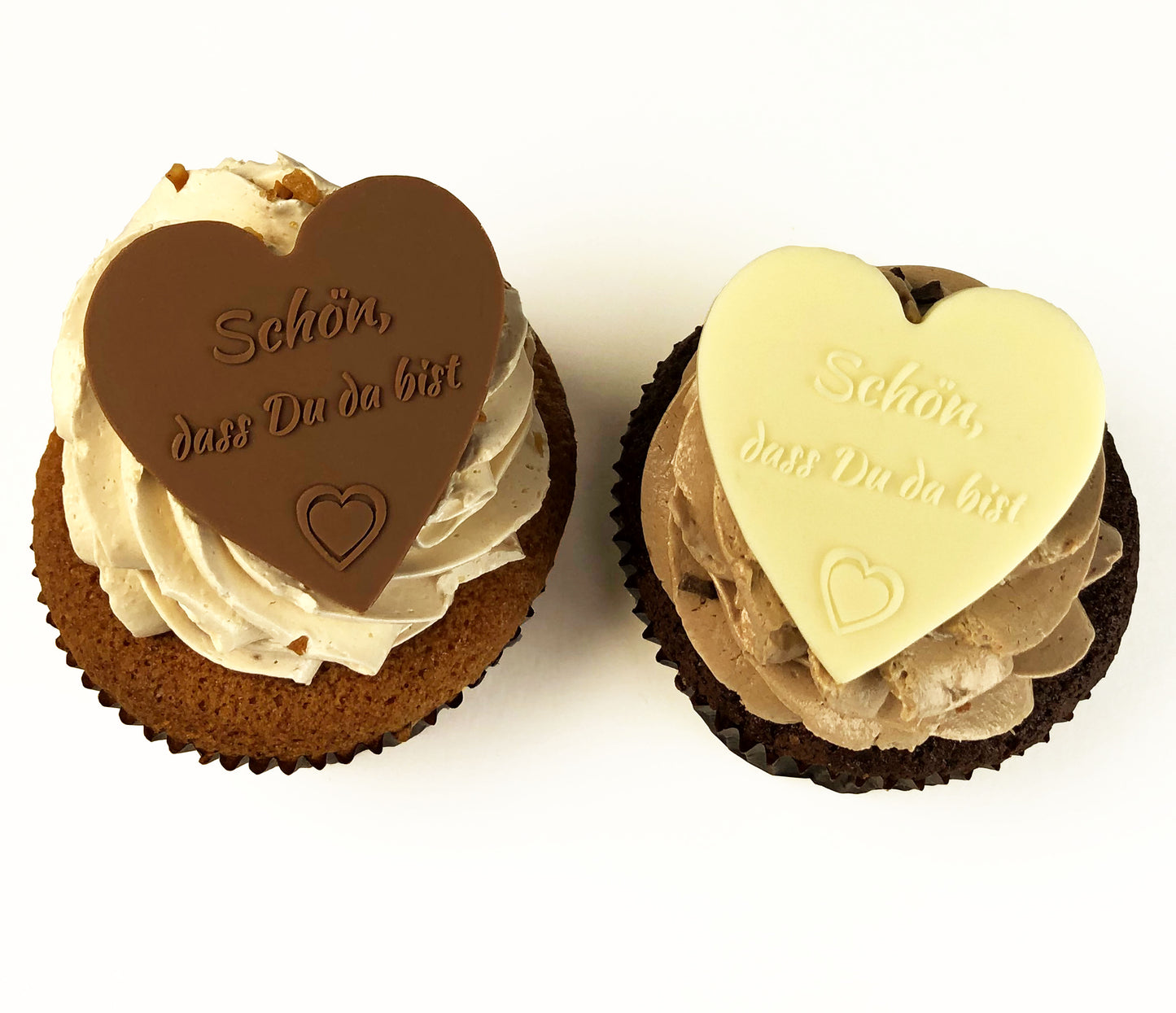 Gastgeschenke Schokoladenherzen - 12 St. aus Vollmilch-Schokolade - 'Schön, dass du da bist' für Gastfreundschaft und besondere Anlässe, Tischdekoration oder Torten-Verzierung