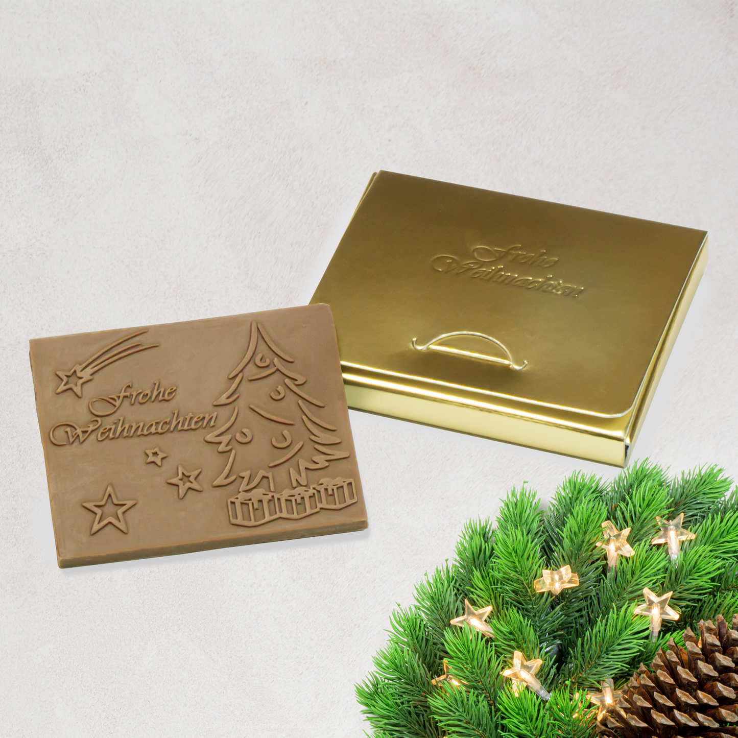 Weihnachtskarten mit Schokoladenprägung in Goldbox, 5er-Set, Kartendesign: dunkelblauer Himmel mit Weihnachtsbaum, Schokoladenprägung: „Frohe Weihnachten“, Umschlag in Gold