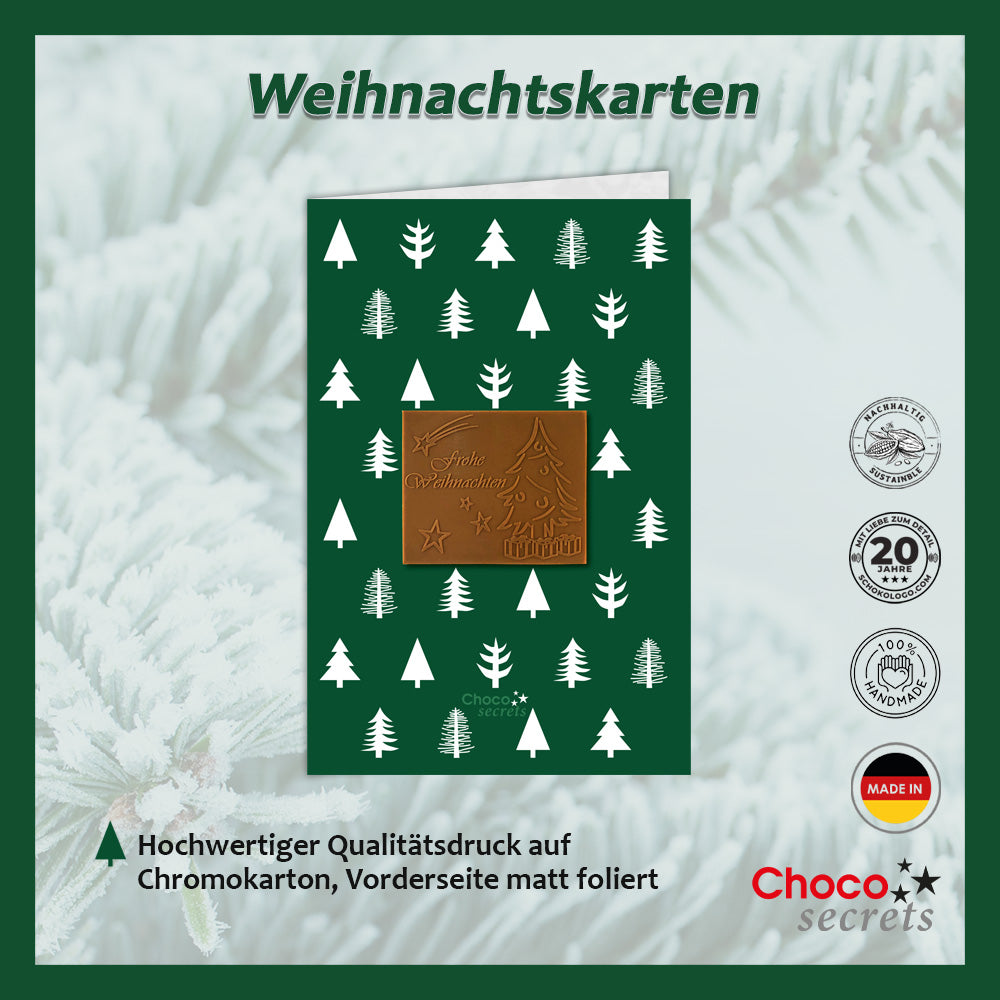 Weihnachtskarten mit Schokoladenprägung in silberner Box, 5er-Set, Kartendesign: grün mit Bäumen, Schokoladenprägung: „Frohe Weihnachten“, Umschlag in Silber